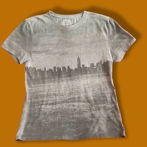 American Eagle skyline print tshirt